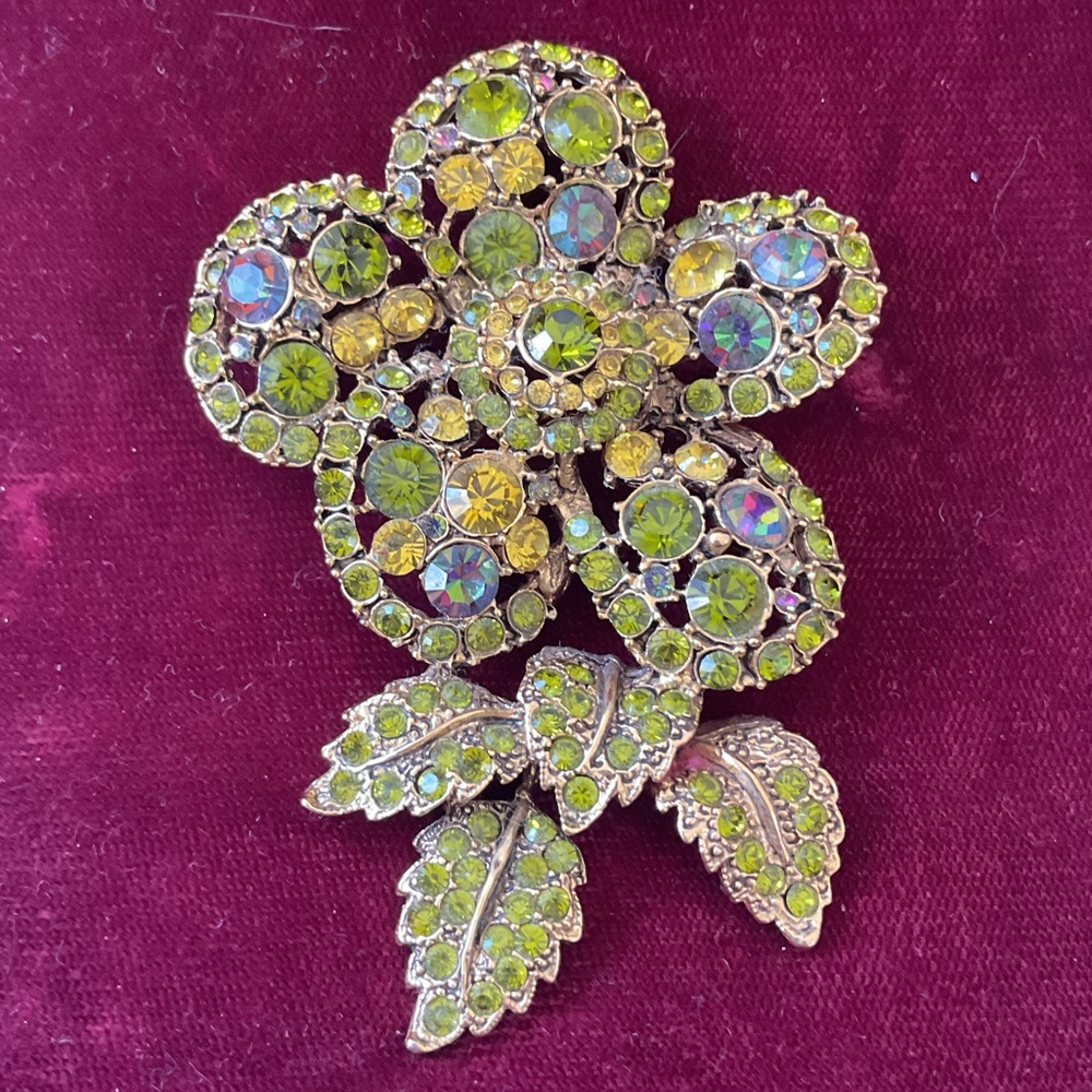 Vintage 1940’s Beautiful Flower And Gem Brooch Perfect Condition